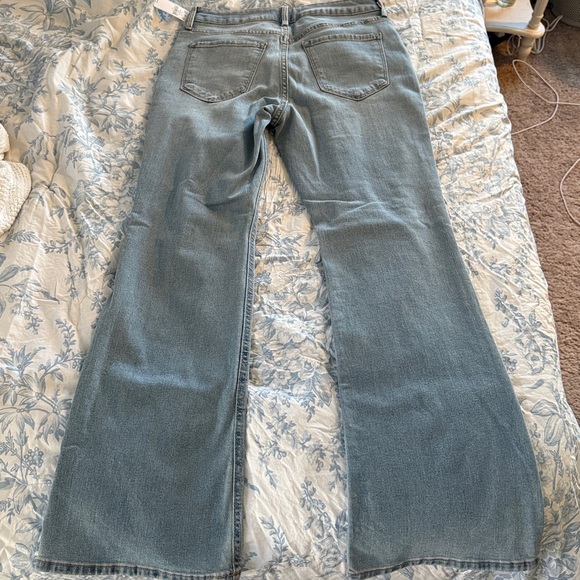 Old Navy Women's Flare Jeans in Light Blue - Picture 4 of 4